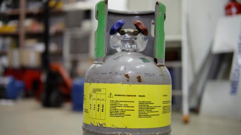 Bottle of refrigerant, for repair evaporators and condensers of air conditioners, used in industrial and commercial cold, gas concerned by the Kyoto Protocol, fight for the reduction of greenhouse gas