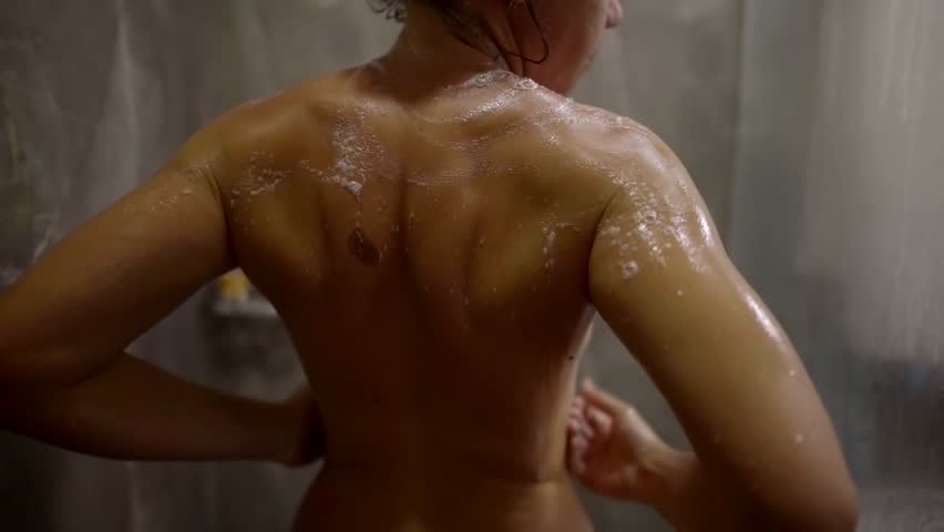 woman taking shower bathroom fresh clean: stockowe wideo (w 100% bez tantie...