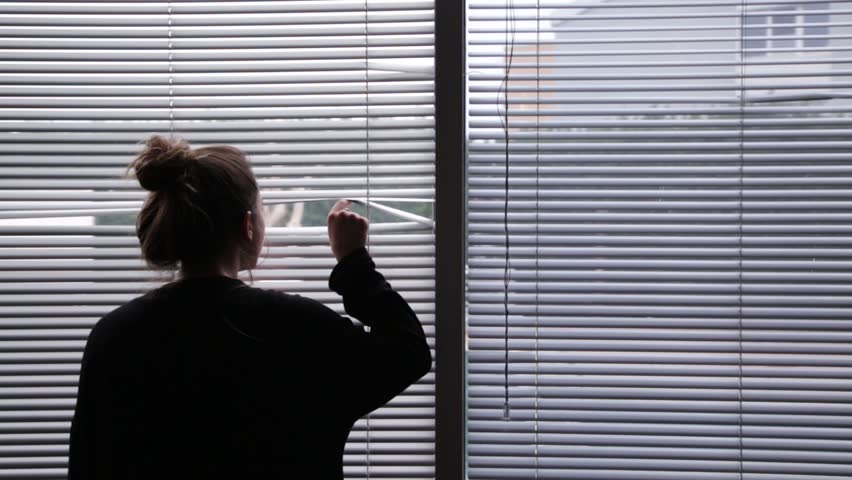 Красивые пластиковые окна. Открытое окно с человеком. Пластиковое окно. Окно на проветривание. Окна рехау панорамное остекление.