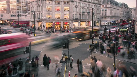 LONDON- FEBRUARY, 2019: Oxford Street circus, time lapse of rush hour from elevated view of world famous London landmark Video de contenido editorial de stock