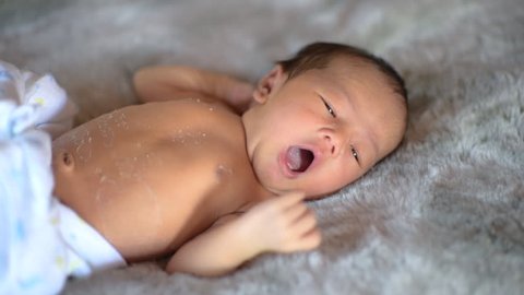 Un Bebe Qui Vient De Naitre Video De Stock 100 Libre De Droit Shutterstock