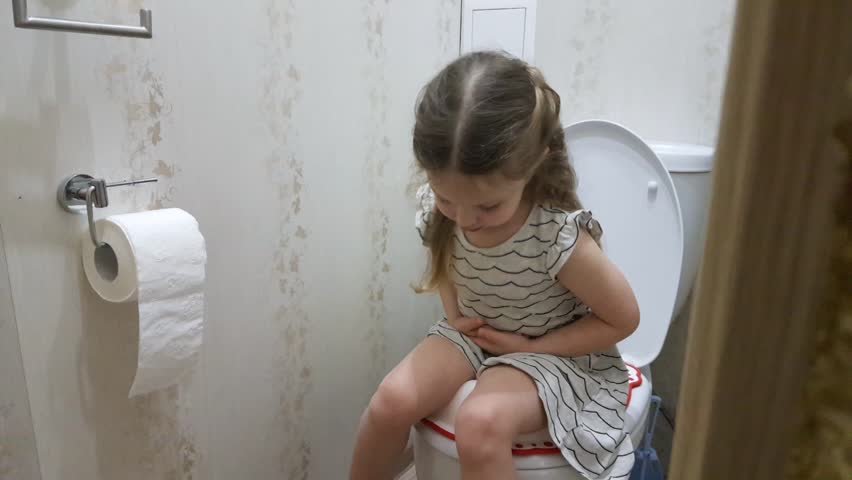 A Little Girl Sitting On Stockvideo 100 Royaltyfri 1025457515