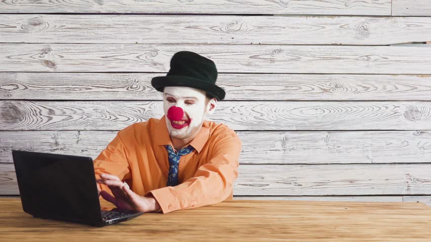 Сидящий клоун. Клоун за компьютером. Клоун программист. Клоун сидит. Клоун за ноутбуком.