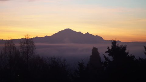 Sunrise timelapse over Mount Baker in Vancouver, BC. Shot with a 55-210mm lens on a Sony A5100.