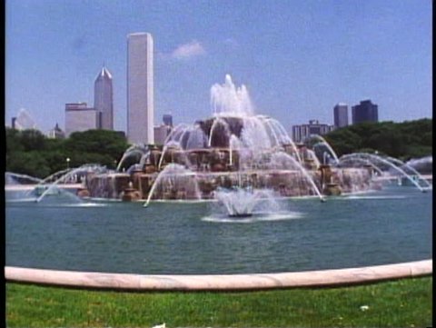 CHICAGO, ILLINOIS, 1994, Chicago skyline, Grant Fountain, classic view
