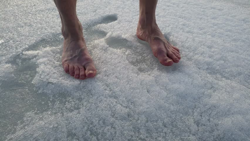 Foot stomping. Барефутинг Snow. Boy barefoot on Snow. Boy barefoot in Snow. Barefoot Snow Walking.