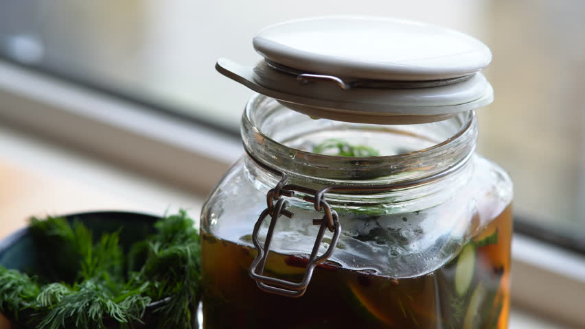 Closing a jar of fresh pickles (pickled cucumber / gherkins)