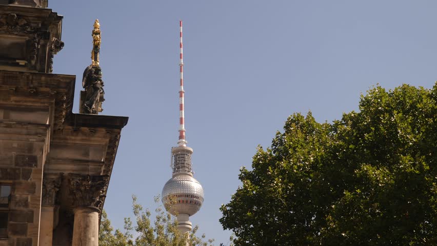 Berliner Fernsehturm (Berlin Tower)