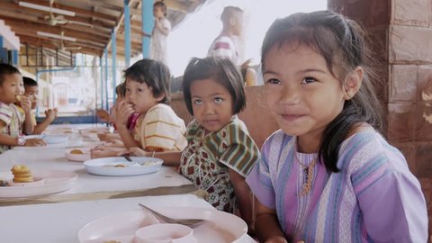 On January 15, 2019, poor Karen children were treated to lunch by Banbongtilang School .This Thai government school was located on Bong Ti,Sai Yok ,Kanchanburi,Thailand,western border to Myanma.