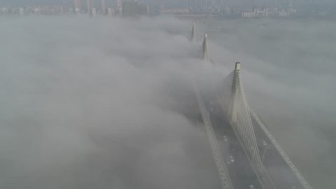 Modern bridges covered with fog, vehicles moving on bridges, Chaoyang Bridge, Changsha, Jiangxi Province?