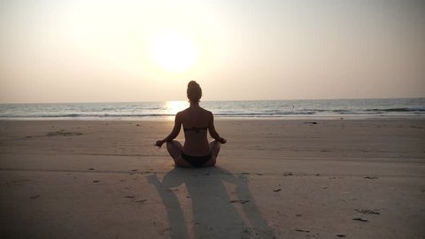 Silhouette Young Woman Practicing Yoga Stockvideos Filmmaterial 100 Lizenzfrei 15138301 Shutterstock