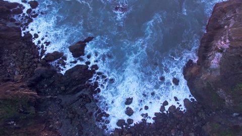 Drone 4k video or footage of ragged point california - with ocean water crashing on rocks स्टॉक व्हिडिओ