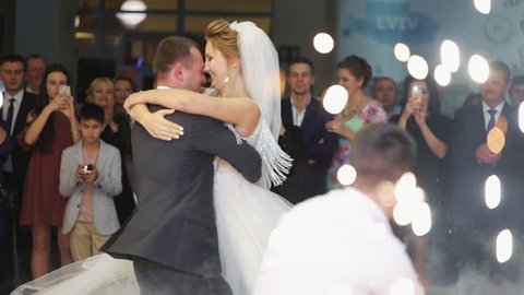 Los Angeles, California 15/03/2019 EDITORIAL: Young beautiful bride and groom dancing first dance at wedding party shrouded by confetti couple dress happy love married lady marriage together