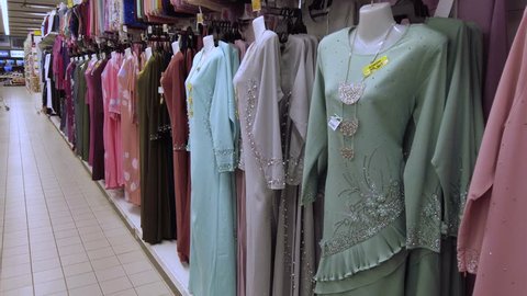 Sungai petani,malaysia - april 18th 2019 : beautiful malaysian traditional  dress being sold at a shopping complex.unidentify muslim females buy these  dresses or baju kurung for eid celebration.