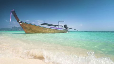 traditional wooden longtail boat at Koh Poda island, Ao Nang, Thailand – Stockvideo