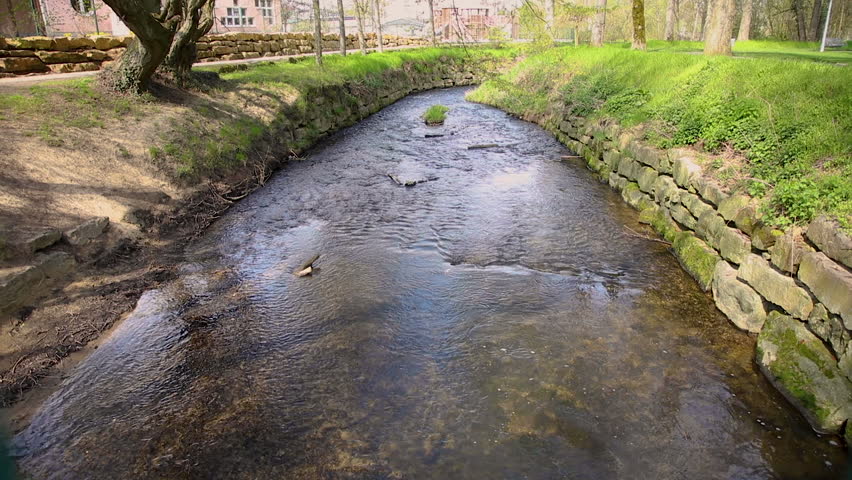 footage of the riverbed of a sunny day