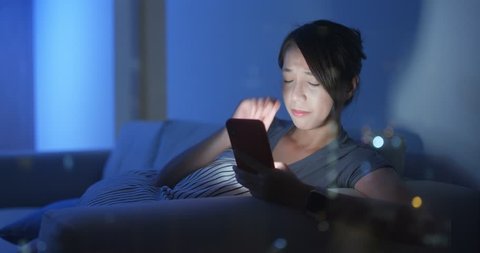Woman suffer from eye pain after using mobile phone for a long time at night