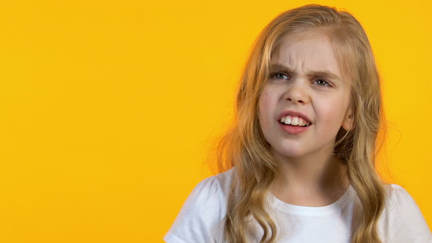 Rolling her eyes. Маленькая девочка закатила глаза. Девочка закатила глаза родители. Girl Rolling her Eyes. Общение с родителями девочка закатила глаза фото.