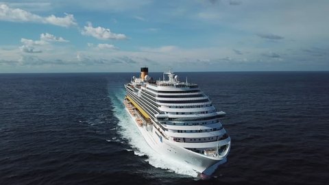 Stunning aerial view of the cruise ship in open water, front view. Stock. Front part of an anchored ocean liner sailing in the Pacific ocean. 库存视频