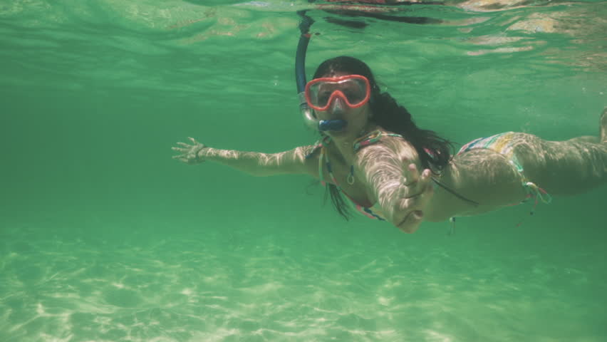 beautiful girl bikini snorkeling swimming underwater: стоковое видео (без л...