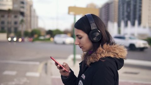 WOMAN LISTENING TO MUSIC ON THE MOBILE