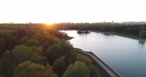 Aerial view of the park and lake at sunset.
Drone video of park and lake complex and manor house Kuskovo at sunset time. Moscow, Russia. Video de stock