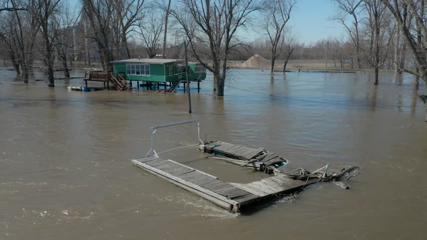 4K flood footage along Mississippi River, state of emergency. Water level high on houses. High bit rate.