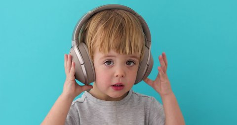 Child Is Talking On Cell Video De Stock 100 Libre De Droit Shutterstock