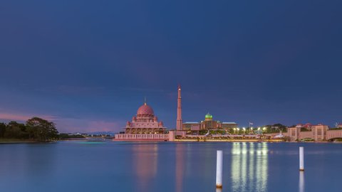 Golden Sunset Time Lapse of Putra Mosque and the Prime Minister Office by Putrajaya lake in Putrajaya, Malaysia. Zoom out motion timelapse. Video de stock