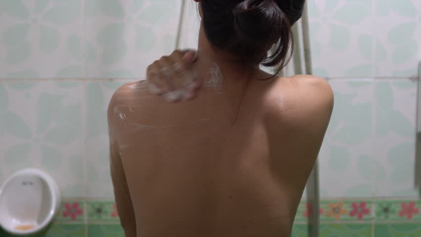 Video Stok Asian Women Showering Bathroom Focus Only (100% Tanpa Royalti) 1...