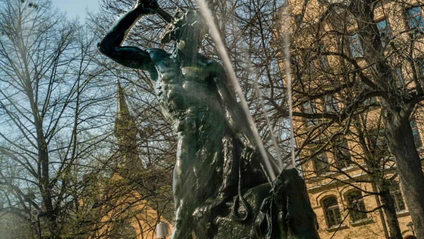 Tors Fiske Statue Close Up Time Lapse