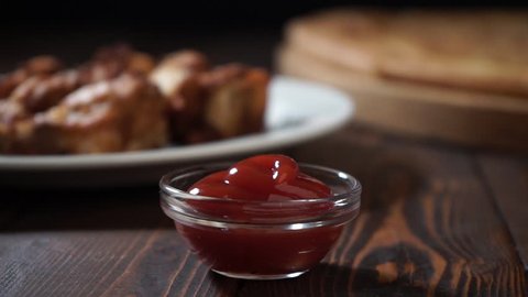 Dip the chiken sauce in a glass container. Sauce for pizza and meat snacks. 50 fps
