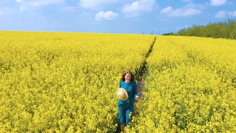 happy beautiful girl enjoying at the blooming rapeseed field at bright sunny day
 స్టాక్ వీడియో
