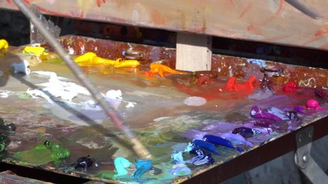 The Artist's Oil Palette. Mixing oil paint for painting