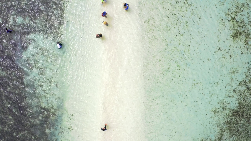 Beautiful sandbar connecting Snake Island in the Bacuit Bay, near the of El Nido in Palawan, Philippines.