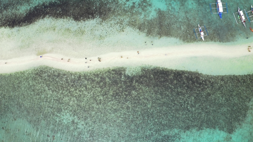 Beautiful sandbar connecting Snake Island in the Bacuit Bay, near the of El Nido in Palawan, Philippines.