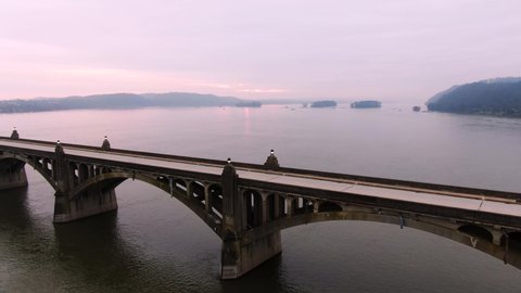 Aerial flyover an empty Veterans Memorial Bridge into the pink and purple sunrise over the islands near Wrightsville Pennsylvania, in the Susquehanna River.Concept: escape, dawn, ?optimism 库存视频