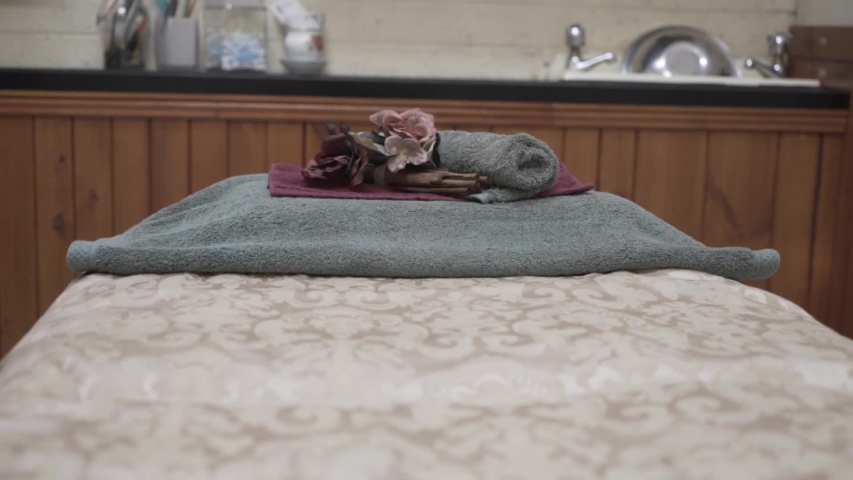 bed and towel in the parlour