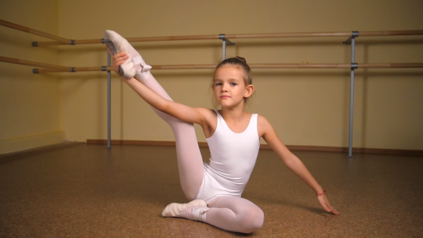 Junge Ballerina Dehnt Sich Und Spielt Mit Verschiedenen Toys Telegraph 8063
