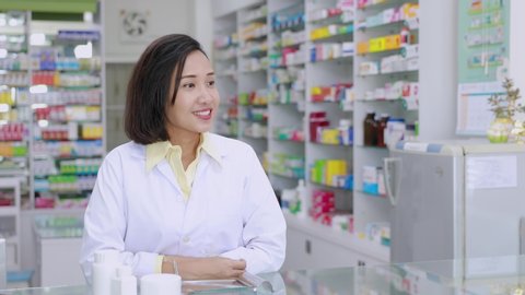 pharmacist explained about medication to female patient in the pharmacy  Video Stok