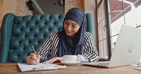 Female muslim hr manager at job interview, talking to a candidate and smiling - modern muslim, human resources concept 4k