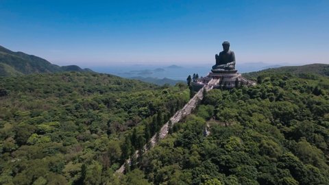 Aerial perspective of the peaceful Tian Tan bronze Buddha statue, part of the Po Lin monastery in Hong Kong, located in a beautiful mountain setting
 스톡 비디오