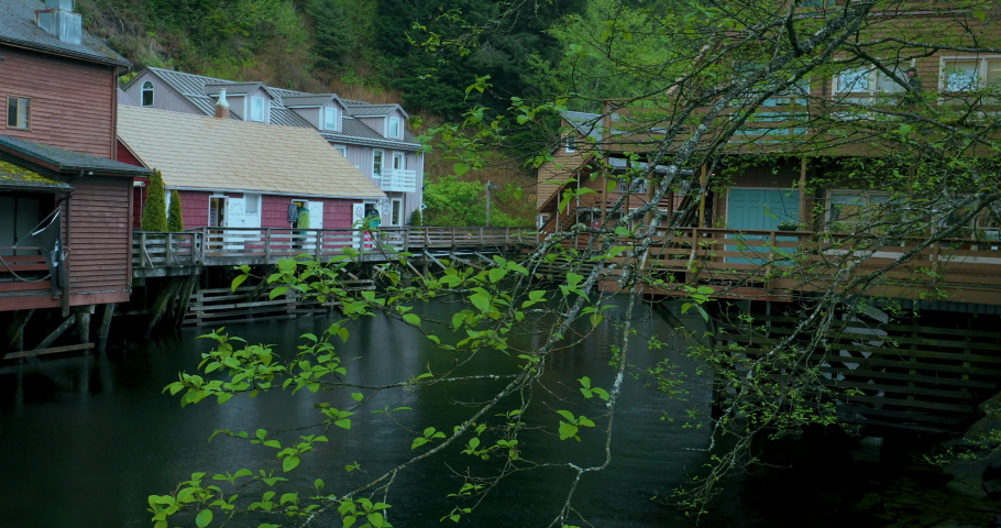 In the town of Ketchegen, Alaska, the green clear stream flows through Xiaoxi Street.