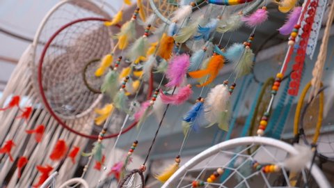Indian traditional colorful, gentle Dream Catchers fluttering in the wind attracting tourists to buy in the city of Pushkar, India. Slow mo, slo mo, slow motion, high speed camera 库存视频