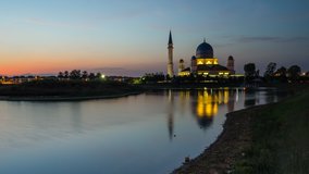 Stock video

Dramatic Time lapse mosque with reflection, 4K resolution of Abdullah Fahim Mosque, Bertam, Penang, Malaysia. motion zoom in