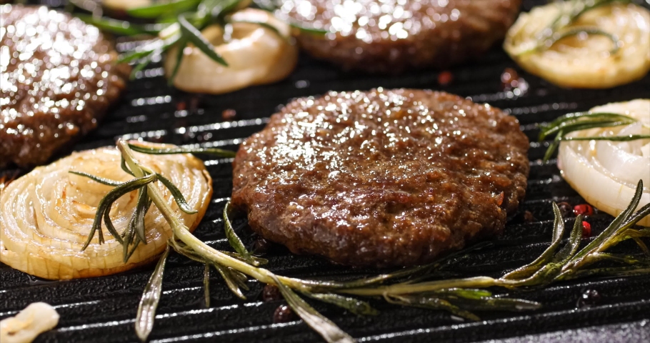 Grilling Burgers On the Grill 스톡 동영상 비디오(100% 로열티 프리) 1030853309 | Shutterstock