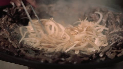 Barbecue sautéed chopped onions on the plate before showing them with strips of liver