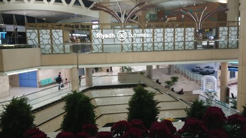 Riyadh/Saudi Arabia - December 7, 2018: Shot from the departure area, passengers move along the ground floor arrival and immigration at King Khalid International Airport : redactionele stockvideo
