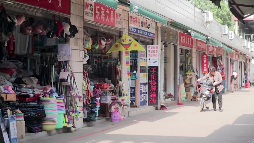 Wuhan, China Juni 10, 2019. Timelapse view people are walking in front of the shop. Chimao market at Hust Univesity