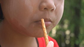 Rural children ate snacks in a tense manner because they were shooting videos.
